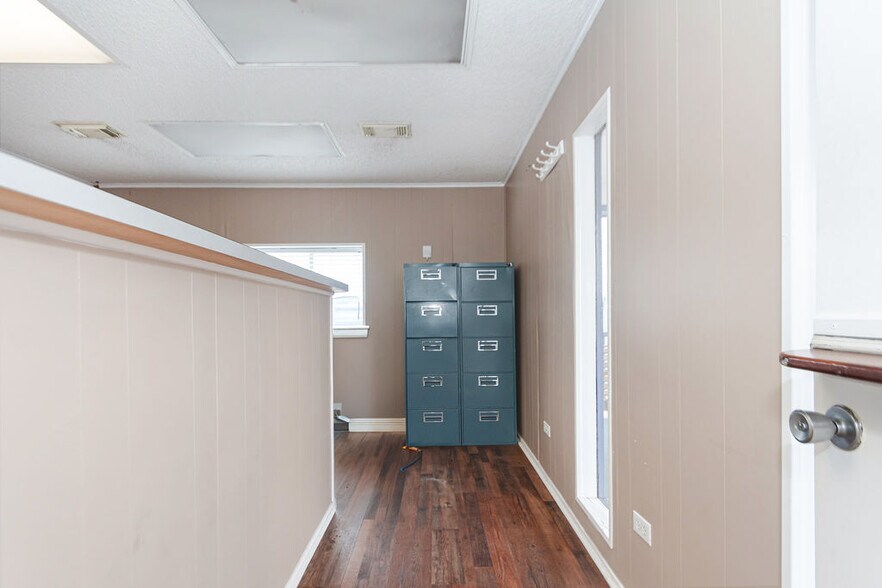 More Photos Of 120 E Mulberry St, Angleton Auto Dealership For Lease