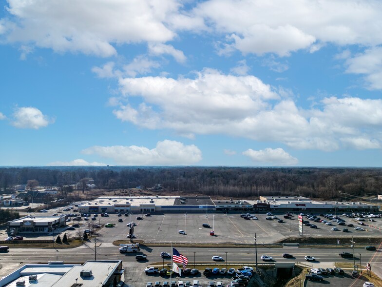 More Photos Of 4025-4141 24th Ave, Fort Gratiot Freestanding For Lease