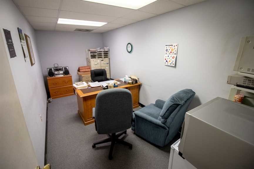 More Photos Of 720 S Westwood Blvd, Poplar Bluff Showroom For Sale