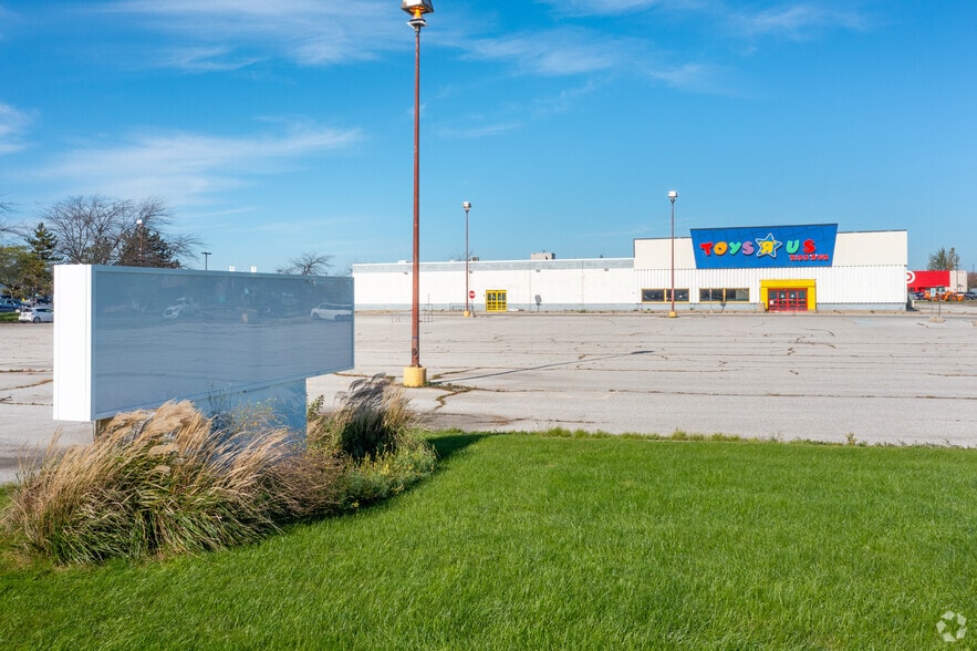 More Photos Of 2800 Tittabawassee Rd, Saginaw Freestanding For Lease