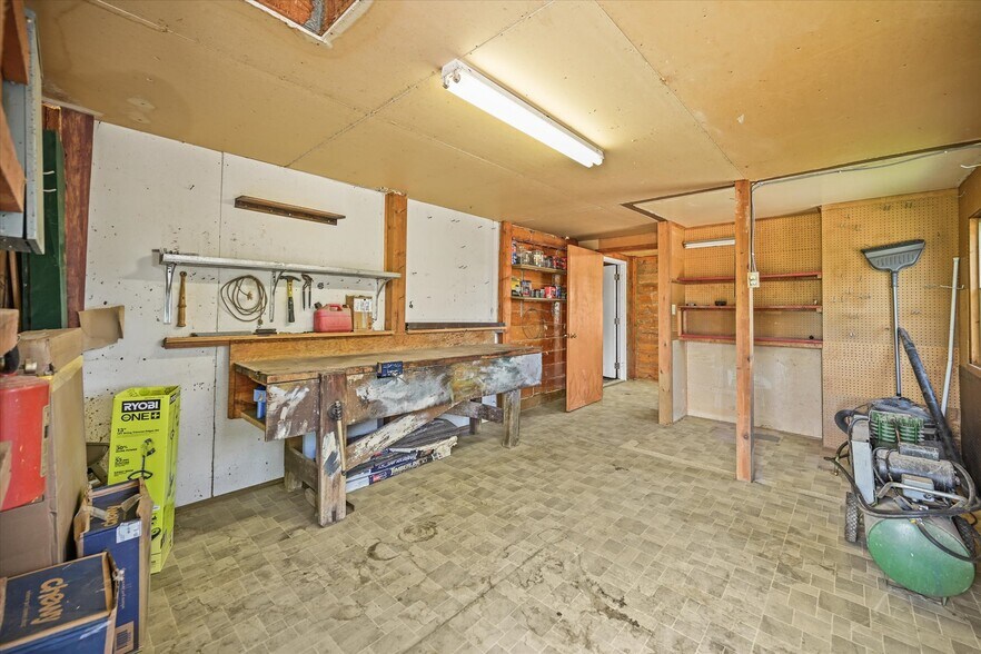 More Photos Of 1335 S Kio St, Watkins Veterinarian Kennel For Sale