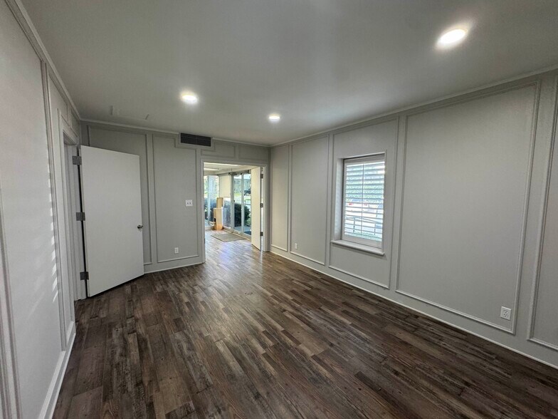 More Photos Of 300 N Washington St, Kaufman Office For Sale