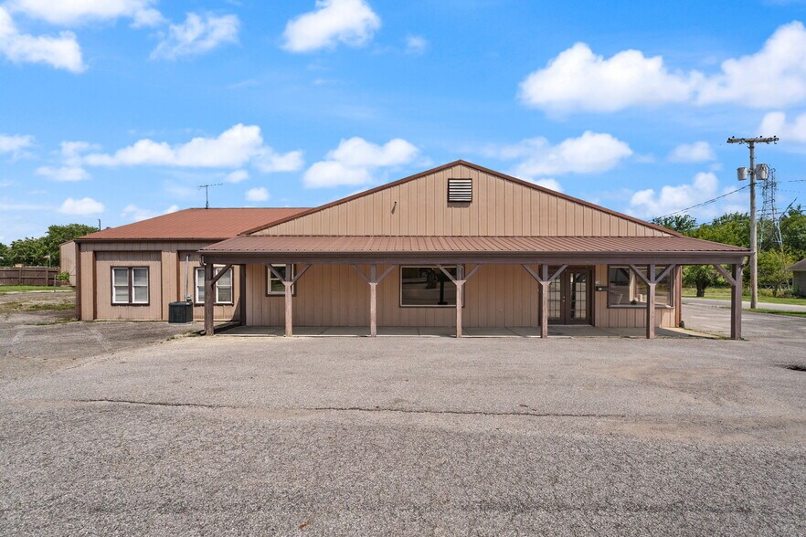 More Photos Of 756 Lakeshore Dr, Scottsburg Flex For Sale