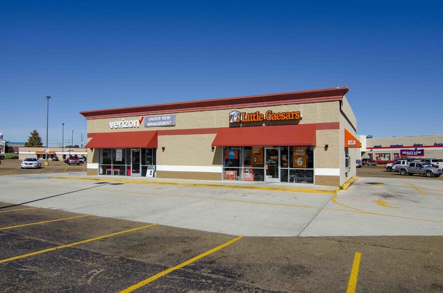 More Photos Of 110 N Jerry Clower Blvd, Yazoo City Storefront For Sale