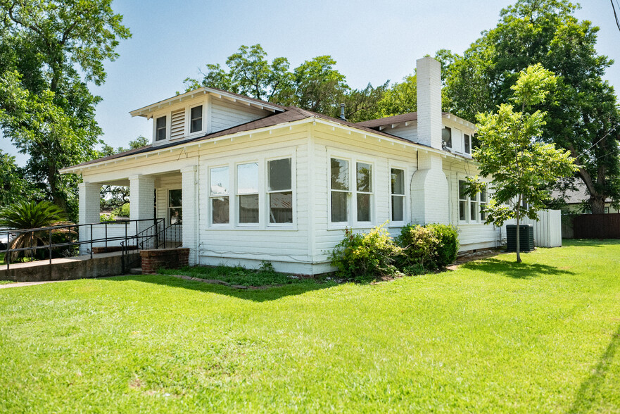 Primary Photo Of 1119 Smith St, Waller Office Residential For Lease