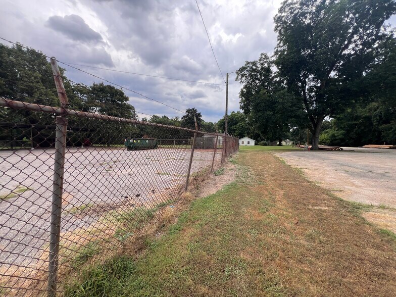 More Photos Of 211 W Walnut Ave, McKenzie General Retail For Lease