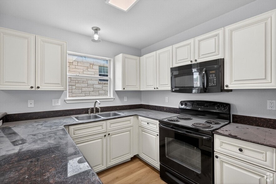 More Photos Of 1502 Claremont Cir, Marble Falls Apartments For Sale