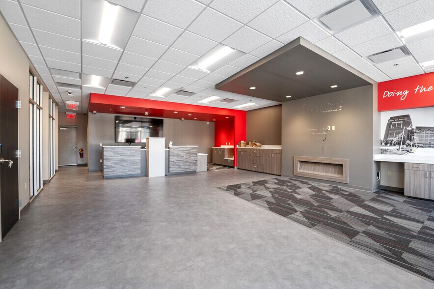 More Photos Of 100-140 N Washington St, Green Bay General Retail For Lease