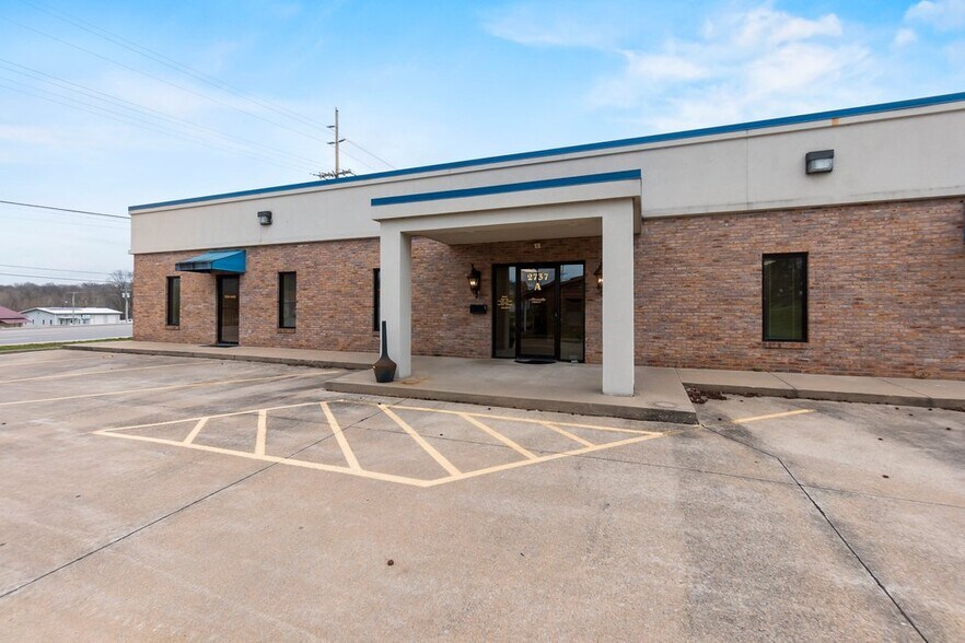 More Photos Of 2737 E Jackson Blvd, Jackson Medical For Lease