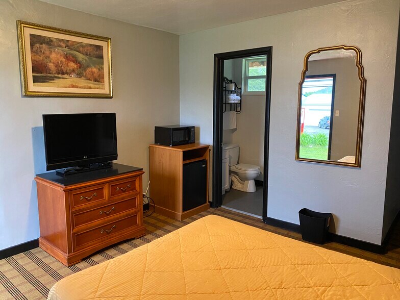 More Photos Of 1901 Clark Ave, Wellsville Hotel For Sale