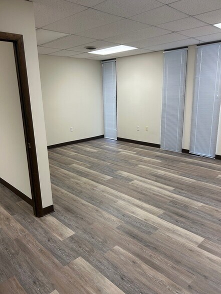 More Photos Of 15 Prestbury Sq, Newark Office For Lease