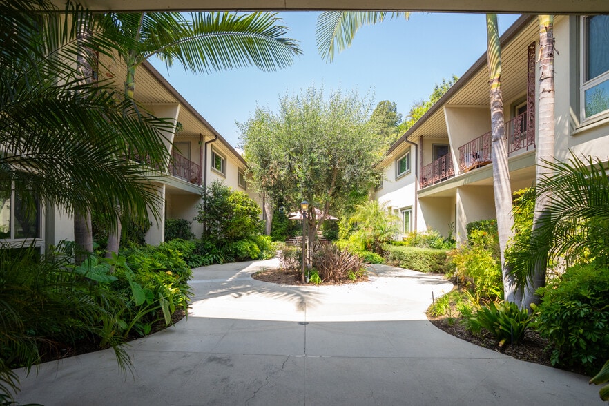 More Photos Of 1633 N Laurel Ave, Los Angeles Apartments For Sale