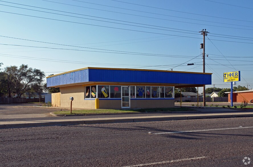 Primary Photo Of 709 Main St, Wolfforth Fast Food For Sale