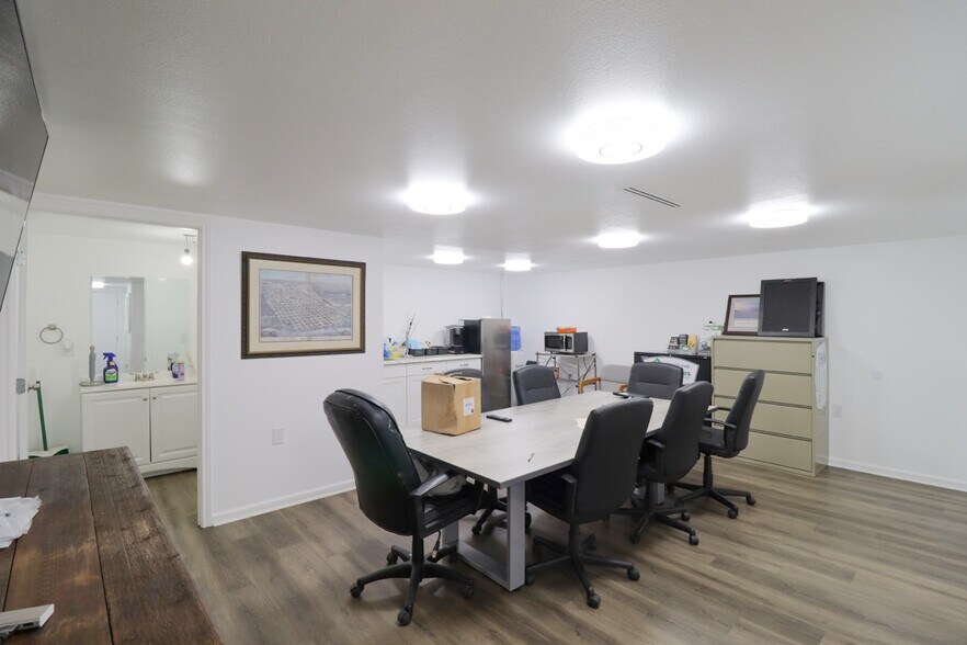 More Photos Of 305 Victor St, Austin Warehouse For Sale
