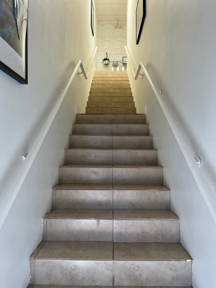 More Photos Of 2441 NW 93rd Ave, Miami Showroom For Sale