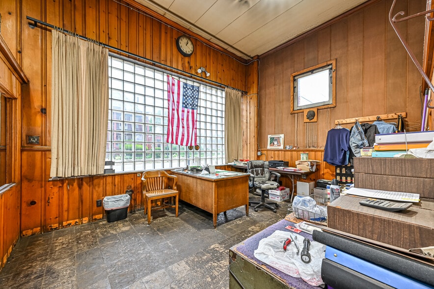 More Photos Of 242 Merchant St, Ambridge Warehouse For Sale