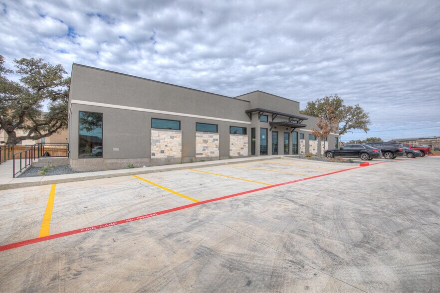 More Photos Of 3016 Independence Dr, New Braunfels Unknown For Lease