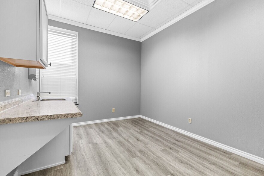 More Photos Of 2402 S 29th St, Chickasha Office For Sale