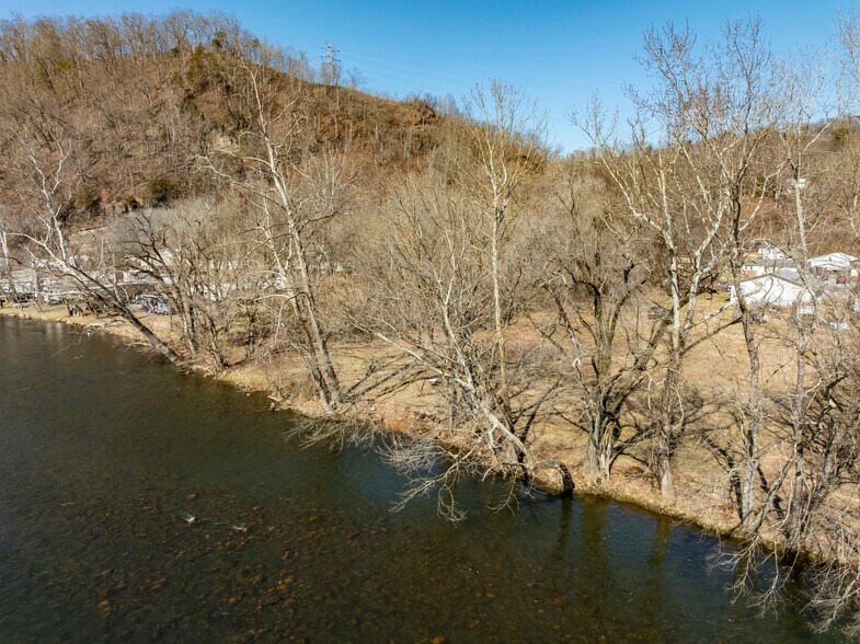 More Photos Of 215 Lovers Ln, Elizabethton Flex For Sale