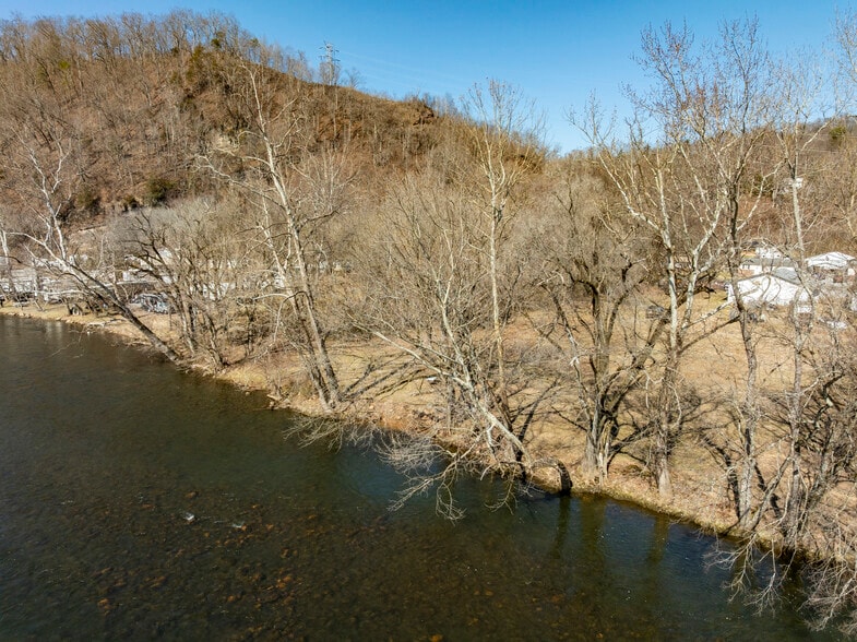 More Photos Of 217 Lovers Ln, Elizabethton Flex For Sale