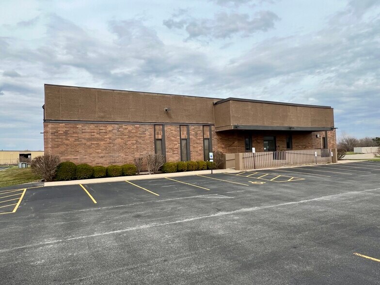 More Photos Of 2305 W Altorfer Rd, Peoria Light Manufacturing For Sale