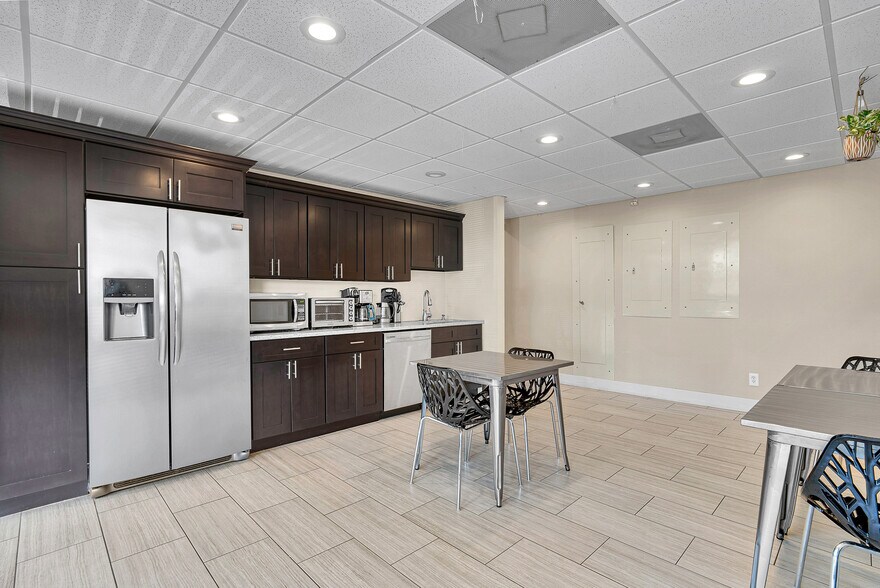 More Photos Of 5666 Seminole Blvd, Seminole Office For Sale