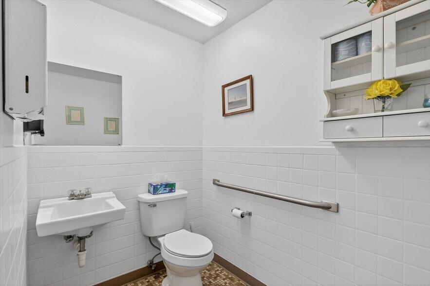 More Photos Of 2501 Plainfield Ave NE, Grand Rapids Medical For Lease