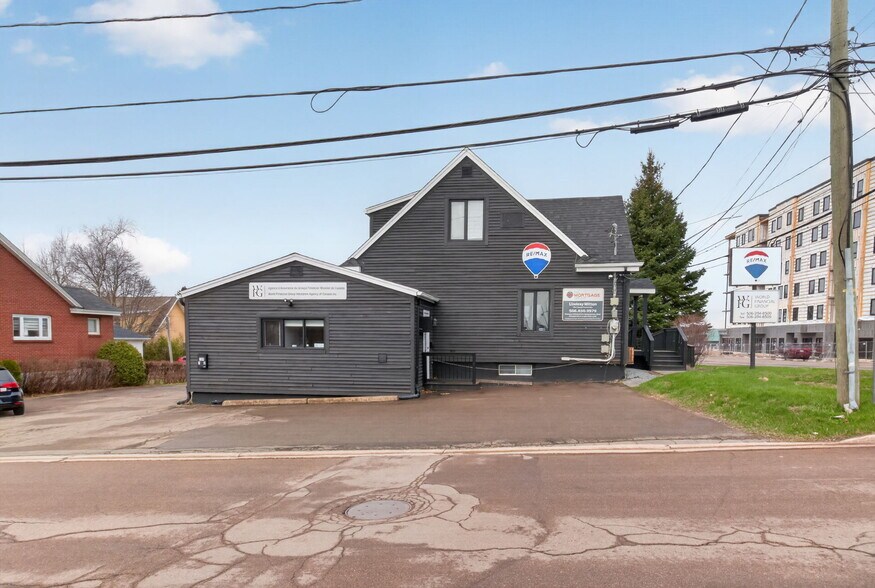 More Photos Of 120 Champlain Rue, Dieppe Office For Sale