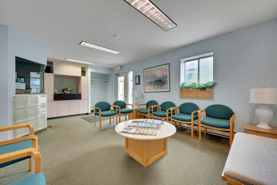More Photos Of 27 Oak St, Stamford Medical For Lease