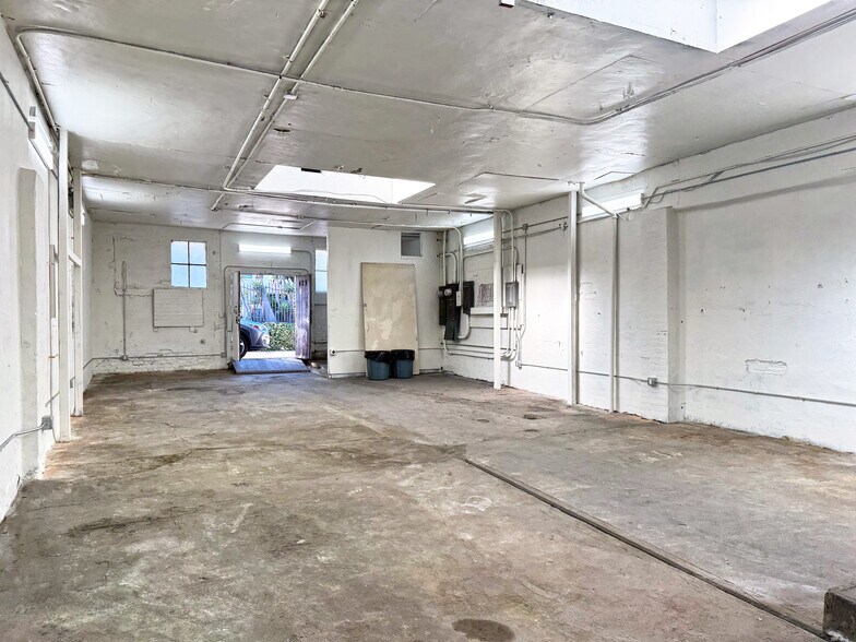 More Photos Of 429 State St, Santa Barbara Storefront For Sale