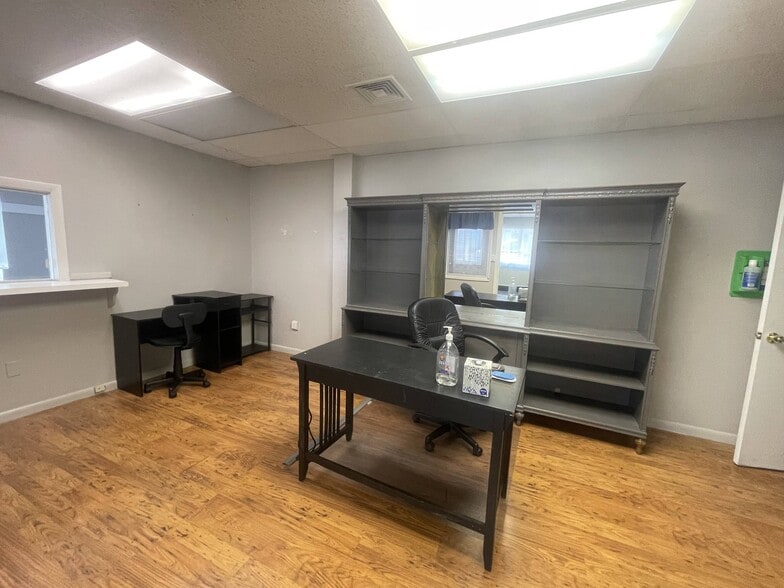 More Photos Of 426 Salem Tpke, Bozrah Storefront Retail Office For Sale