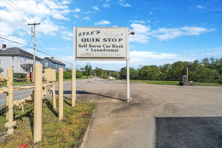 More Photos Of 212 Pine St, Jefferson Carwash For Sale