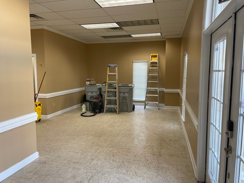 More Photos Of 6131 Shallowford Rd, Chattanooga Office For Sale
