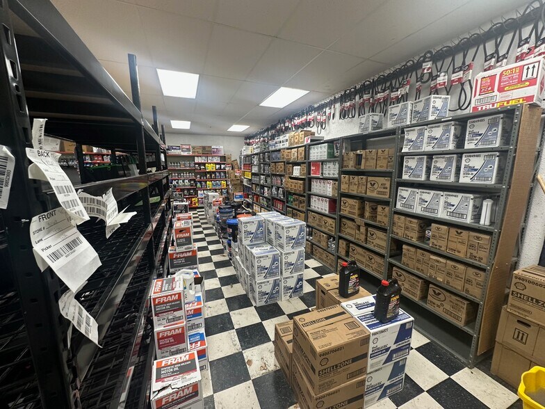 More Photos Of 1017 N Washington St, Ardmore Freestanding For Sale