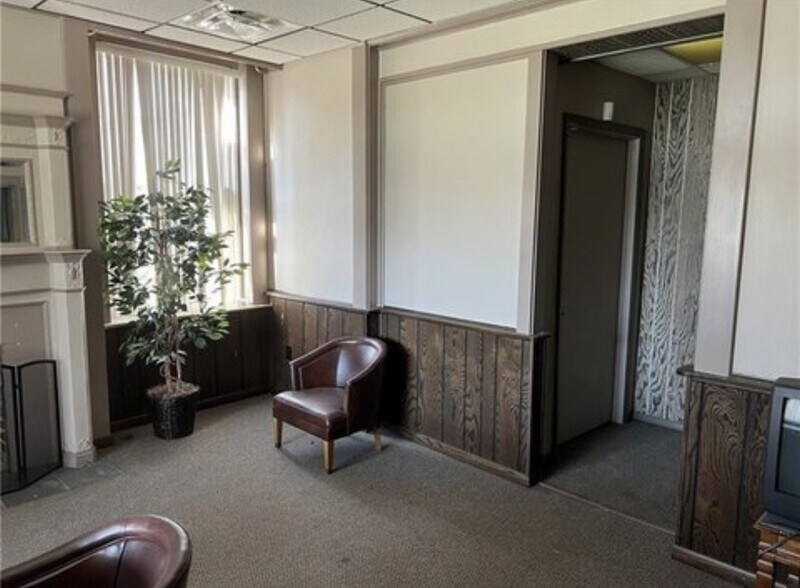 More Photos Of 107 E Wallace Ave, New Castle Office For Sale