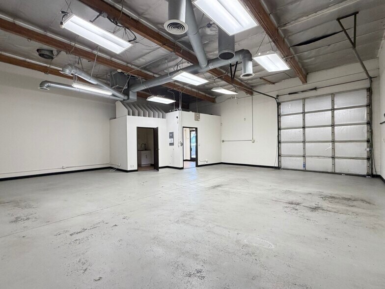 More Photos Of 820-830 Thompson Ave, Glendale Manufacturing For Lease