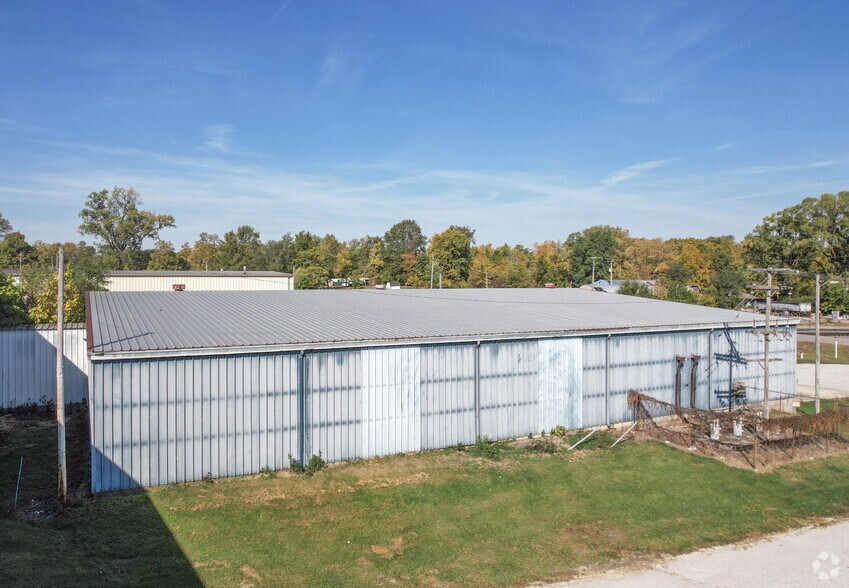 More Photos Of 908-918 E Franklin St, Hartford City Manufacturing For Lease
