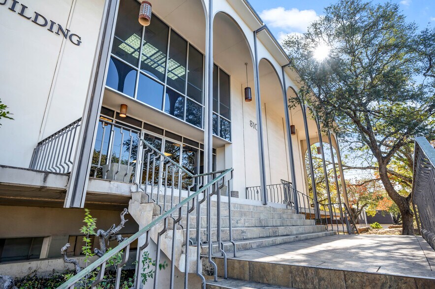 More Photos Of 8100 Broadway St, San Antonio Office For Sale
