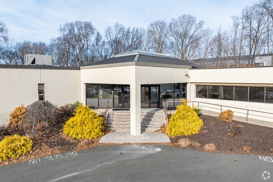 More Photos Of 984 Southford Rd, Middlebury Office For Lease