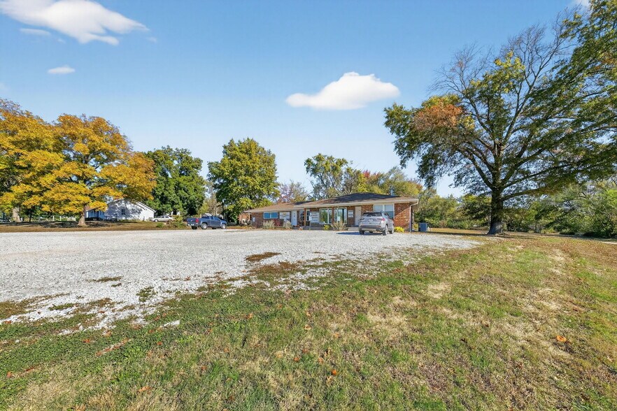 More Photos Of 302 S Lincoln Dr, Troy Office For Sale