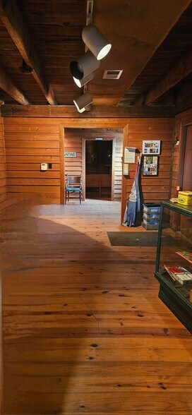 More Photos Of 306 W Main St, South Hill Flex For Lease