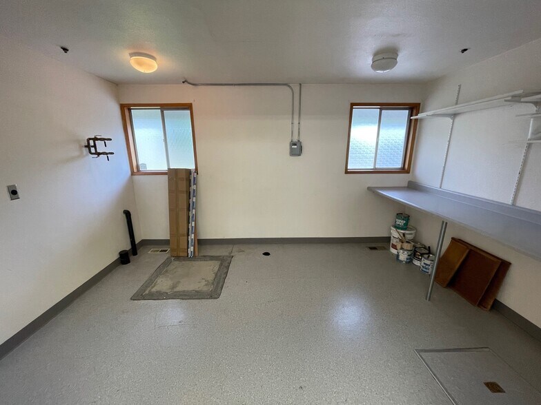 More Photos Of 32 Marion Ln, Eugene Storefront Retail Office For Sale