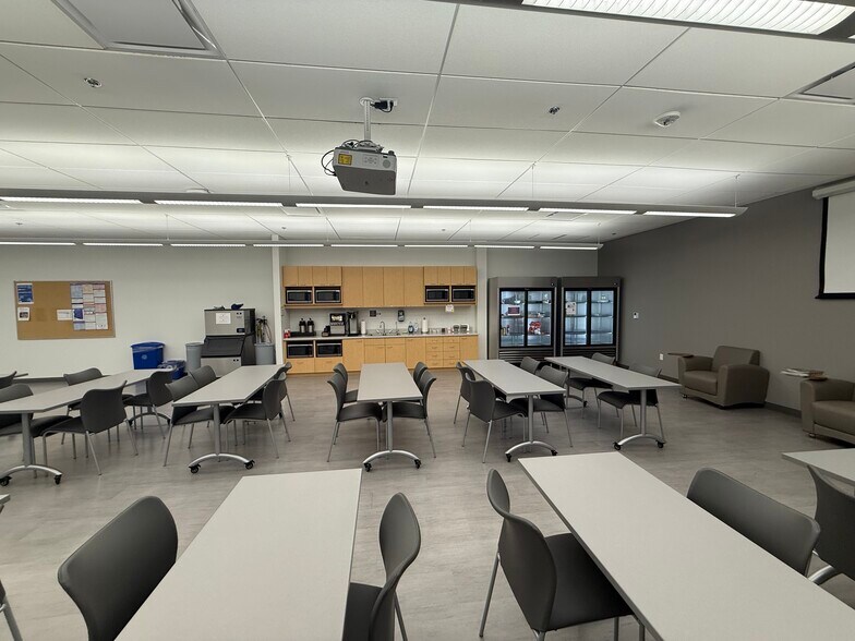 More Photos Of 8060 S Kyrene Rd, Tempe Light Manufacturing For Lease