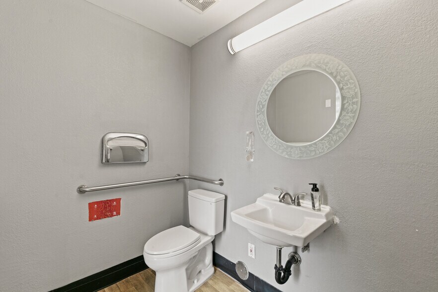 More Photos Of 872 E Sahara Ave, Las Vegas Medical For Lease