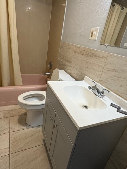 More Photos Of 155 Richardson Rd, Middletown Hotel For Sale