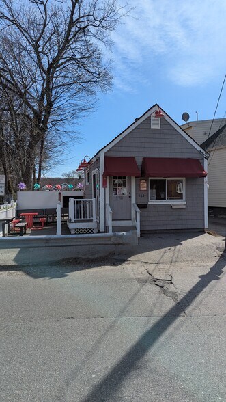 More Photos Of 160 Lynn St, Peabody Freestanding For Sale