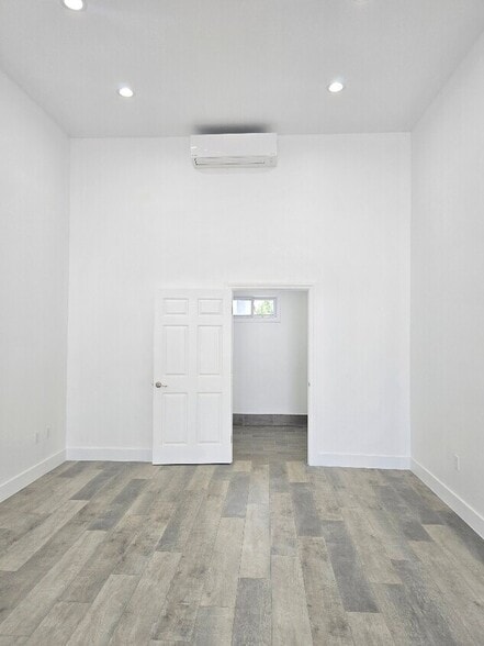 More Photos Of 4050 La Crescenta Ave, Montrose Storefront For Lease