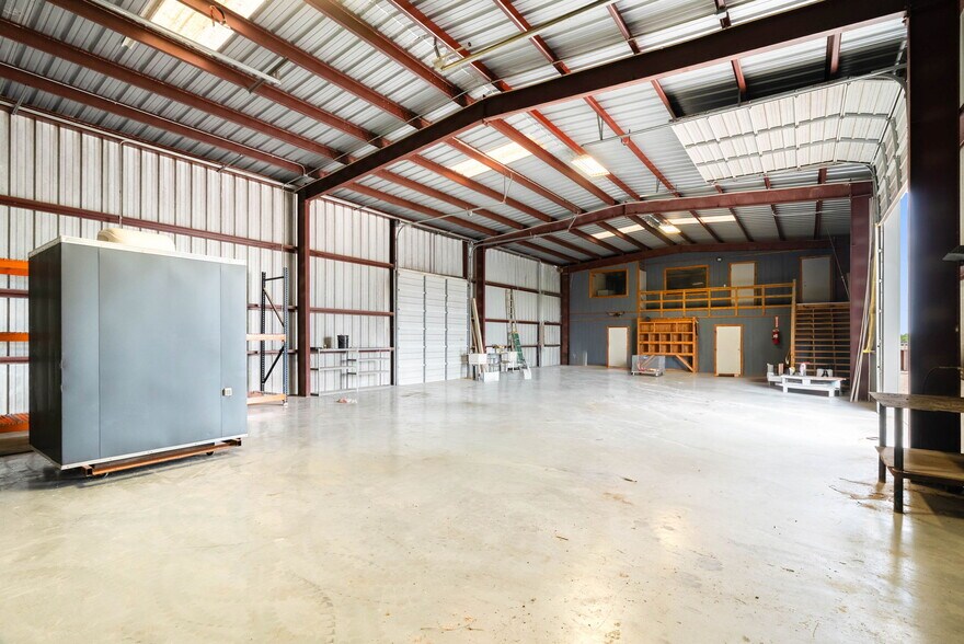 More Photos Of 2404 N US Highway 281, Alice Flex For Lease