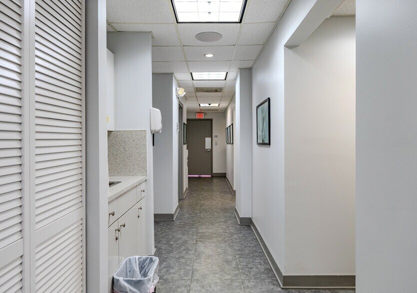 More Photos Of 152 Ne 167th St, Miami Office For Sale