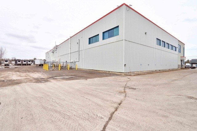 More Photos Of 521 Rue Des Érables, Trois-Rivières Manufacturing For Sale